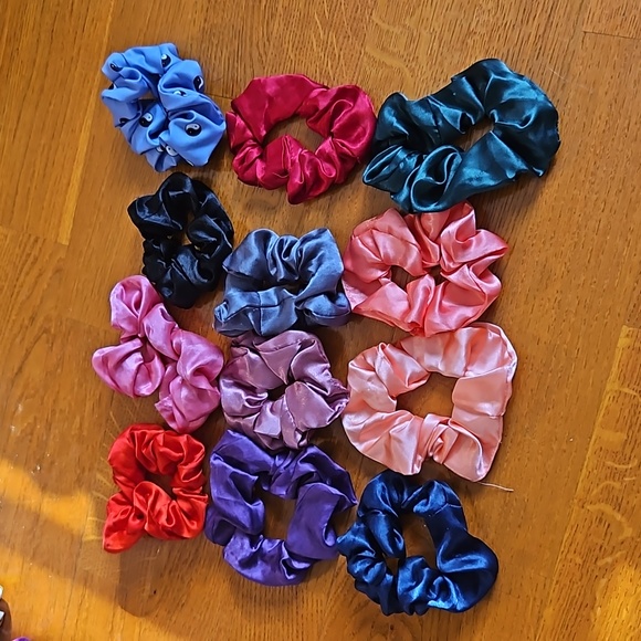 30 scrunchies, different designs, colours and textures. - Picture 2 of 5